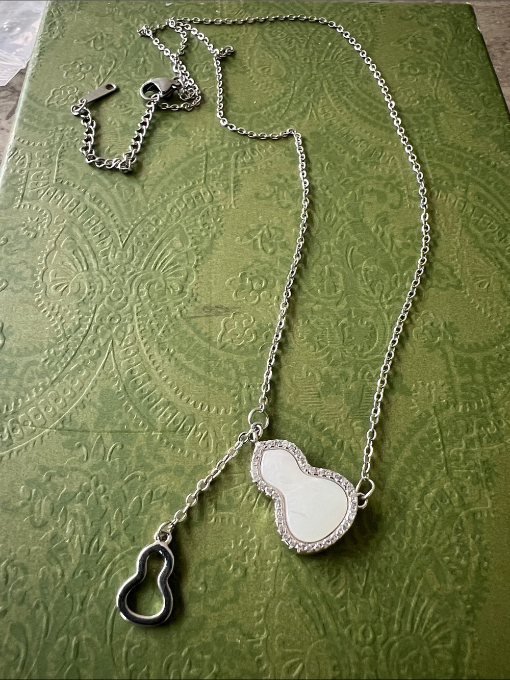 Silver-Tone White Mother-of-Pearl Pendant Necklace brand new